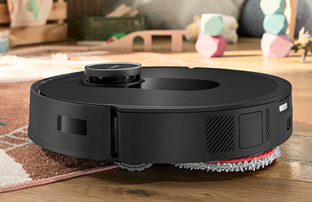 Staubsaugroboter fährt über Teppich in Kinderzimmer