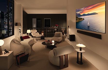 Modernes Wohnzimmer mit Fernseher auf rechter Wand