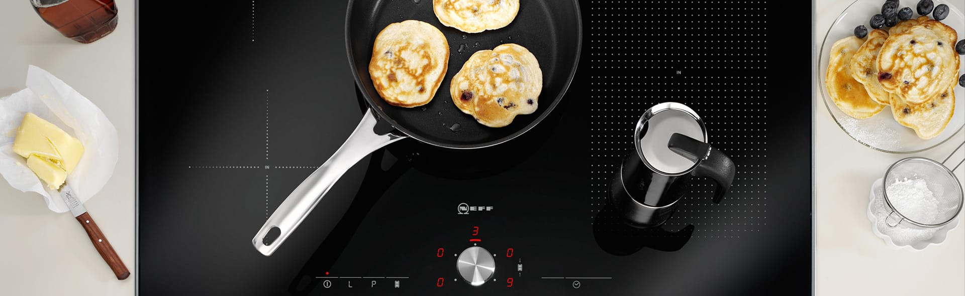 Pancakes in einer Pfanne auf einem Induktionskochfeld