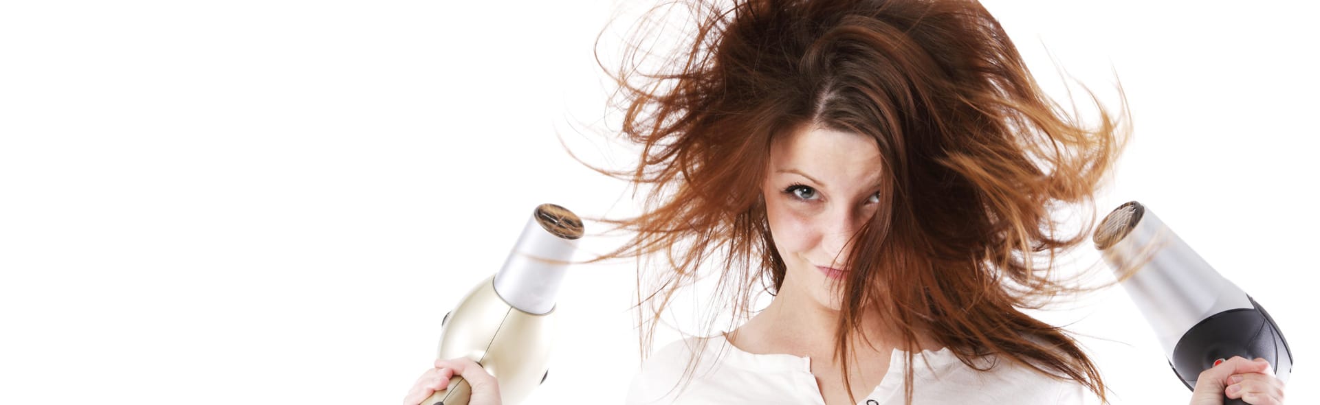 Frau föhnt sich ihre Haare